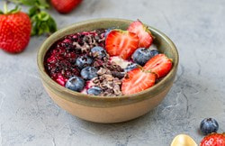 Mandel Porridge mit Beeren