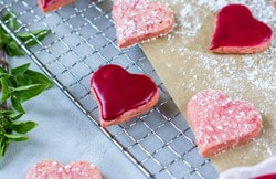 Rosa Butterkekse mit pinkem Zuckerguss
